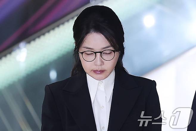 윤석열 전 대통령의 부인 김건희 여사가 6일 서울 종로구 KT광화문빌딩에 마련된 김건희 특검팀(특별검사 민중기) 사무실에서 조사를 마친 후 귀가하고 있다. 2025.8.6/뉴스1 ⓒ News1 김성진 기자