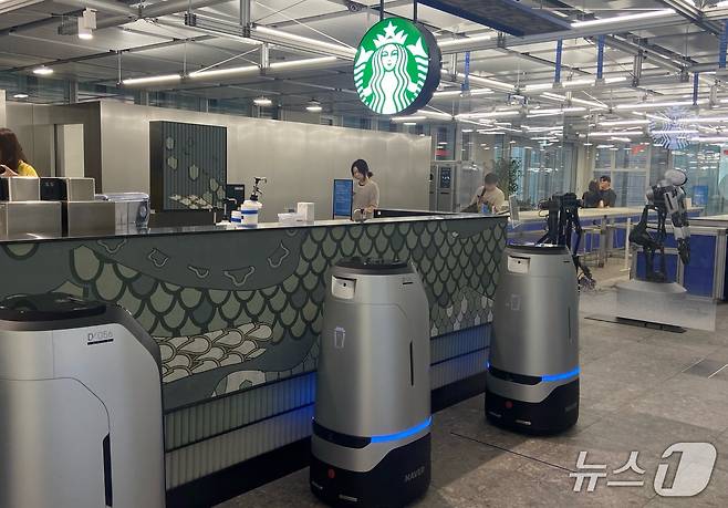 네이버 1784에 입점한 카페 스타벅스에서 운영하는 로봇. 8일 '2025 뉴스1 대학생 미래포럼'에 참가한 대학생들이 경기 성남시 분당구에 위치한 네이버 제2 사옥 1784를 견학했다. 2025.08.08. ⓒ 뉴스1 신은빈 기자