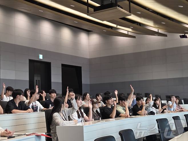 '2025 뉴스1 대학생 미래캠프'에 참가한 대학생들이 8일 서울 강서구 마곡 LG사이언스파크에서 LG디스플레이의 OLED 기술에 대한 설명을 듣고 있다. 2025.8.8/뉴스1 ⓒ 뉴스1 장시온 기자