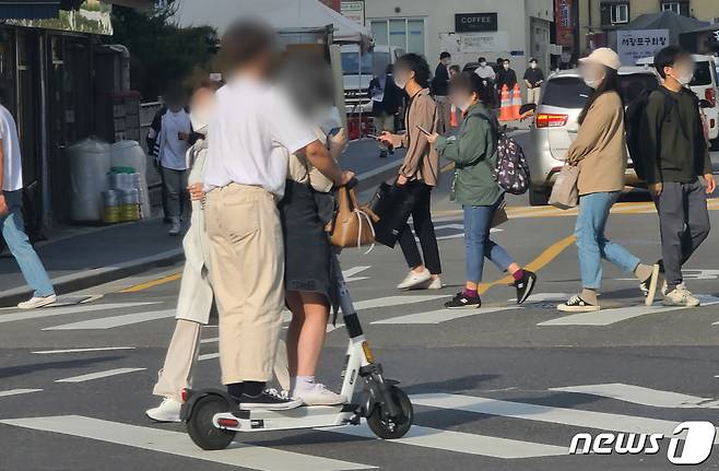 2명이 동승한 전동 킥보드. 해당 기사 내용과는 무관. 2021.5.11/뉴스1 ⓒ News1 허경 기자
