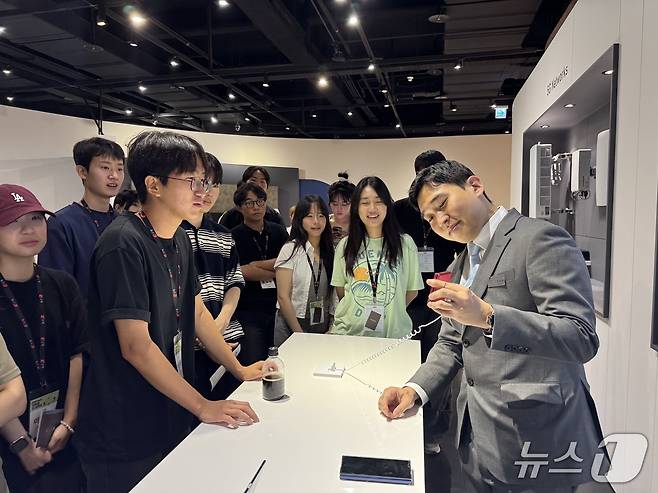 ‘2025 뉴스1 대학생 미래포럼’에 참석한 30여명의 대학생들이 8일 삼성이노베이션 뮤지엄을 방문했다. ⓒ 뉴스1 /윤주현 기자