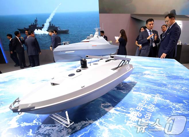 부산 해운대구 벡스코 제1전시장에서 열린 '2025 국제해양방위산업전(MADEX)'에서 참가자들이 LIG넥스원 부스를 찾아 자폭용 무인수상정을 살펴보고 있다.  (자료사진) 2025.5.28/뉴스1 ⓒ News1 윤일지 기자