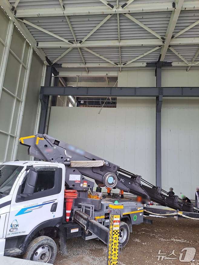 8일 오후 부산 강서구 증축공사장 추락사고 현장.(부산 강서경찰서 제공. 재판매 및 DB 금지)