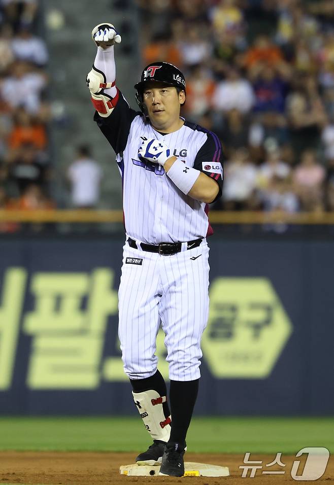 8일 오후 서울 송파구 잠실야구장에서 열린 프로야구 '2025 신한 SOL뱅크 KBO 리그' 한화 이글스와 LG 트윈스의 경기에서 10회말 LG 공격 1사 상황 김현수가 안타를 치고 있다. 2025.8.8/뉴스1 ⓒ News1 김명섭 기자