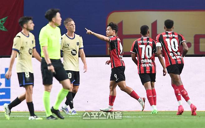 FC서울 조영욱(가운데)이 31일 서울월드컵경기장에서 열린 FC바르셀로나와의 친선 경기에서 추격골을 넣은 뒤 세리머니를 하고 있다. 2025. 7. 31.  박진업 기자 upandup@sportsseoul.com
