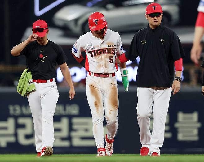KIA 김도영이 5월27일 광주-기아 챔피언스 필드에서 열린 2025 KBO리그 키움전에서 5회말 햄스트링 부상으로 교체되고 있다. 사진 | 광주=연합뉴스