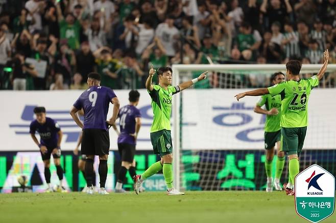 Jeonbuk Park Jin -seop (middle) is cheering after scoring the first goal in Anyangjeon on the 8th. Photo | Korea Professional Football Federation