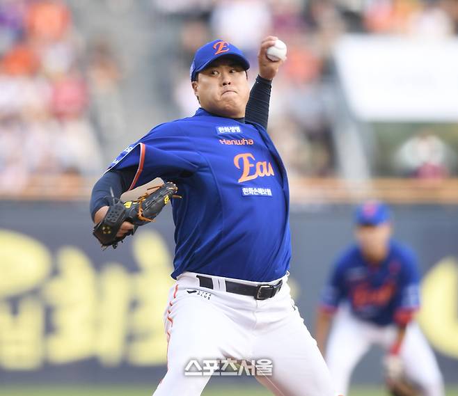 한화 선발투수 류현진이 8일 서울 잠실구장에서 열린 2025 KBO리그 LG와 경기에서 역투하고 있다. 잠실 | 최승섭기자 thunder@sportsseoul.com