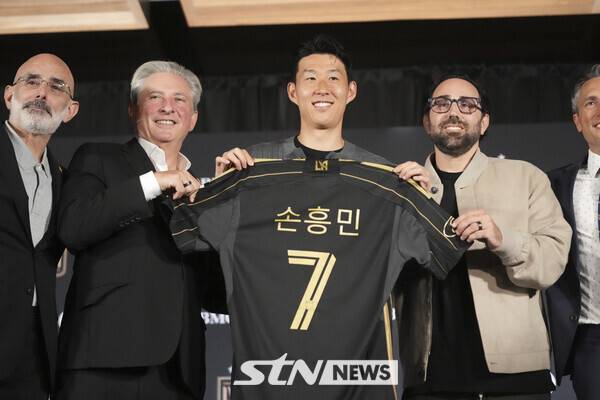 손흥민이 미국 캘리포니아주 로스앤젤레스(LA)의 BMO 스타디움에서 열린 미국프로축구(MLS) LA FC 입단 기자회견에서 본인의 등번호 7번이 새겨진 유니폼을 들고 포즈를 취하고 있다. /사진=뉴시스(AP)