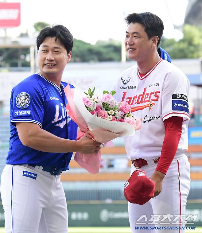 7일 인천 SSG랜더스필드에서 열린 SSG와 삼성의 경기. 오승환 은퇴 기념 행사가 열렸다. SSG 주장 김광현의 축하 꽃다발을 건네 받고 있는 오승환. 인천=송정헌 기자songs@sportschosun.com/2025.08.07/