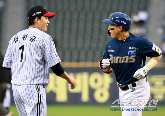 22일 잠실야구장에서 열린 NC와 LG의 경기, 1회초 1사 2루 NC 손아섭이 중견수 플라이로 물러나며 LG 임찬규와 이야기를 하고 있다. 잠실=허상욱 기자wook@sportschosun.com/2025.04,22/
