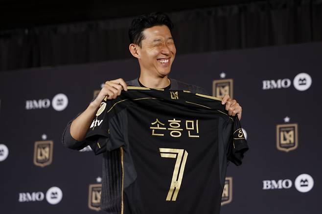 LA FC의 7번 유니폼을 들고 활짝 웃어보인 손흥민. 손흥민의 국제적 위상을 볼 때, 역대급 판매고를 기록할 것으로 예상된다. 

<저작권자(c) 연합뉴스, 무단 전재-재배포, AI 학습 및 활용 금지>