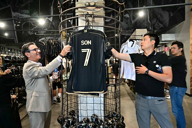LA FC의 홈구장 BMO스타디움 내 매장 한가운데에 걸린 손흥민의 7번 유니폼. LA FC가 MLS 역대 최고 이적료를 투자했는데, 이는 유니폼 판매 등 기대수익을 염두에 둔 포석으로 봐야 한다.

<저작권자(c) 연합뉴스, 무단 전재-재배포, AI 학습 및 활용 금지>