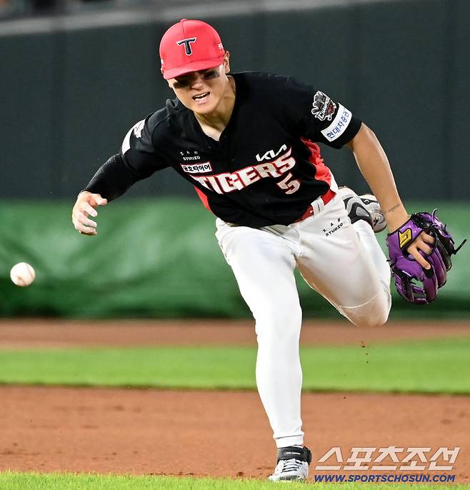 김도영이 윤동희의 땅볼을 처리하다 통증을 느낀 듯 얼굴이 찡그려지고 있다.