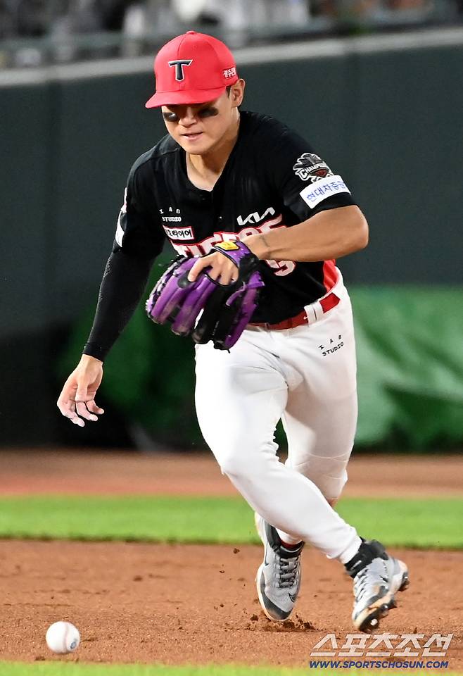 타구를 막아낸 김도영