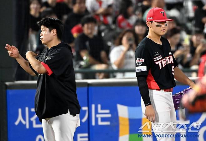 김도영의 교체를 요청하는 정상옥 트레이닝 코치