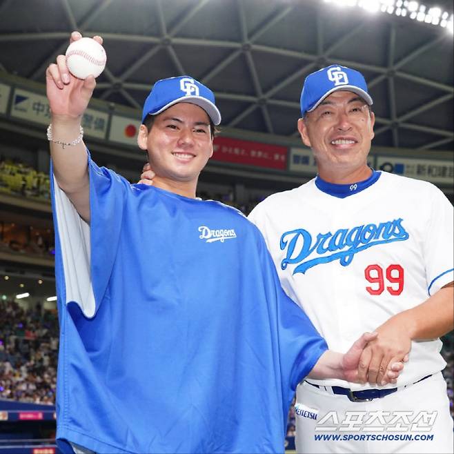주니치 좌완 루키 가네마루가 첫승 기념구를 들고 이노우에 감독과 함께 활짝 웃고 있다. 사진캡처=주니치 드래곤즈 SNS