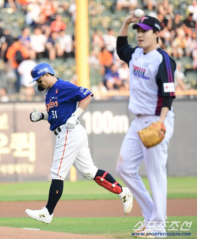 8일 잠실야구장에서 열린 LG와 한화의 경기. 1회초 첫 타석 내야플라이로 물러나는 한화 손아섭. 잠실=송정헌 기자songs@sportschosun.com/2025.08.08/