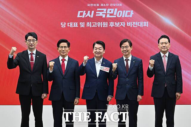 사진은 국민의힘 제6차 전당대회 당대표 후보자 비전대회가 열린 지난 3일 서울 여의도 중앙당사에서 열린 가운데 후보들이 발표에 앞서 파이팅 포즈를 취하고 있는 모습. 왼쪽부터 주진우·김문수·안철수·조경태·장동혁 후보. /배정한 기자