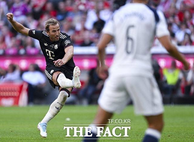 바이에른 뮌헨의 공격수 해리 케인(왼쪽)이 8일 '친정팀'인 토트넘과 프리시즌 친선 경기에서 전반 12분 선제골을 기록하며 4-0 대승을 이끌었다./뮌헨=AP.뉴시스