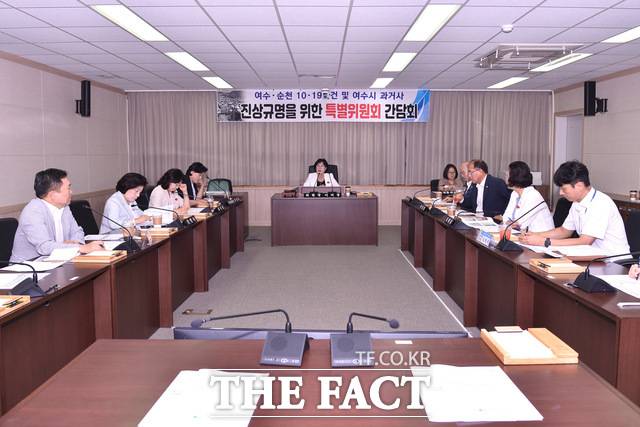 여수시의회 과거사특위가 '공공도서관 여순사건 왜곡 서적 관리 강화를 위한 간담회'를 실시하고 있다. /여수시의회