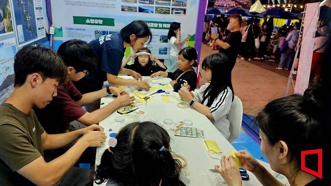 문화체육관광부 체험 부스에서 아이들이 다양한 만들기 활동 등을 경험하고 있다. 이준경 기자