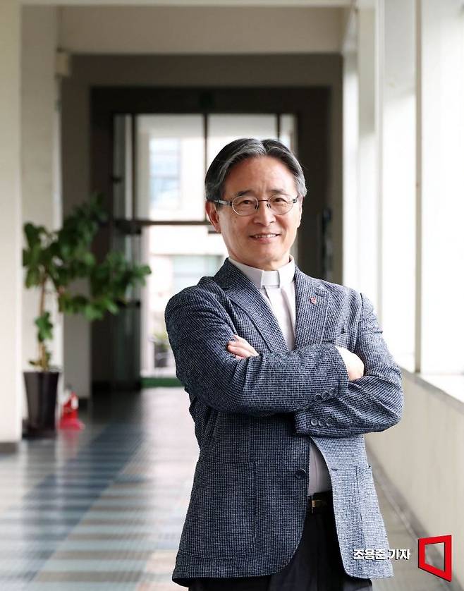 심종혁 서강대학교 총장이 서울 마포구 서강대학교 본관에서 아시아경제와 인터뷰 하며 포즈를 취하고 있다. 조용준 기자