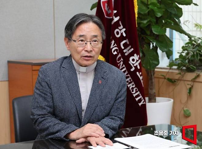 심종혁 서강대학교 총장이 서울 마포구 서강대학교 본관 총장실에서 아시아경제와 인터뷰 하고 있다. 조용준 기자