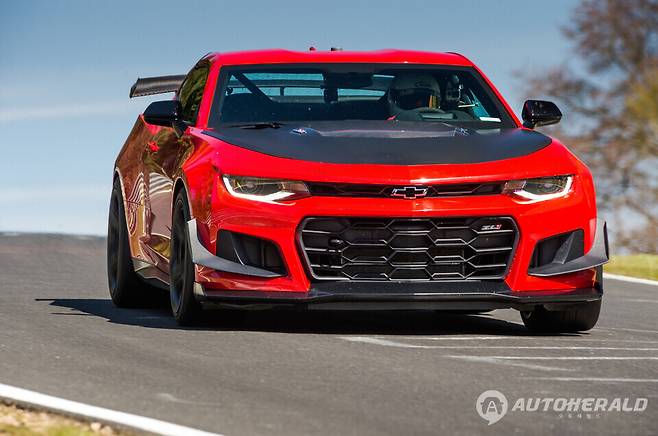 쉐보레 '카마로 ZL1 1LE' 트랙 주행 장면. 650마력 슈퍼차저 V8의 근육질 디자인과 전자식 시동 장치와 OBD-II 시스템의 취약으로 도난 표적이 되고 있다.(출처:쉐보레)