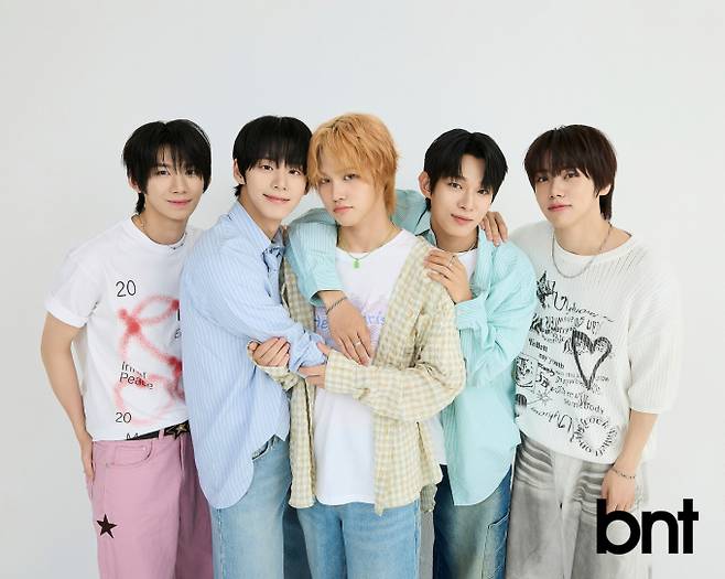 박한 티셔츠는 피지컬에듀케이션, 팬츠는 와이케이, 슈즈는 아디다스, 서정우 셔츠와 타이, 팬츠는 코스, 슈즈는 뉴발란스, 박주원 셔츠와 타이, 팬츠는 코스, 슈즈는 뉴발란스, 스티븐 셔츠는 제너럴아이디어, 티셔츠는 후드후드, 팬츠는 카치스, 슈즈는 뉴발란스, 차웅기 니트는 팔렛, 팬츠는 엑스톤즈, 슈즈는 푸마, 전원 네크리스와 브레이슬릿, 링은 모두 스타일리스트 소장품.