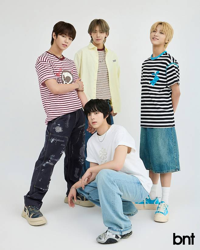 제이엘 티셔츠는 프리마리오, 팬츠는 마르쉐 스튜디오, 슈즈는 후프 골드마인, 장슈아이보 셔츠는 와키윌리, 티셔츠는 더블유엠씨, 팬츠는 코스, 슈즈는 아디다스, 다이스케 스트라이프 티셔츠는 안드레아 마틴, 팬츠는 마하그리드, 즈언 비딩 티셔츠는 미스터차일드, 데님팬츠는 유저, 모자는 무드베러, 슈즈와 전원 네크리스와 브레이슬릿, 링은 모두 스타일리스트 소장품.