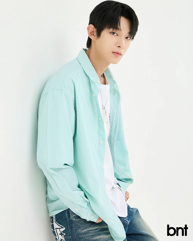 스티븐 셔츠는 제너럴아이디어, 티셔츠는 후드후드, 팬츠는 카치스, 슈즈는 뉴발란스, 네크리스와 브레이슬릿, 링은 모두 스타일리스트 소장품.