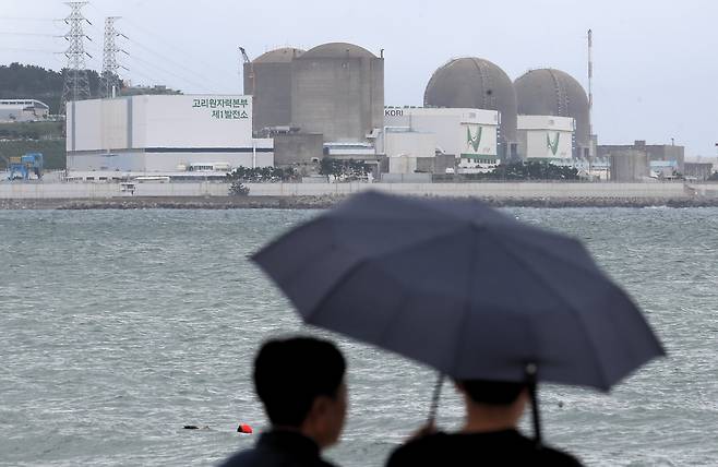 산업통상자원부와 한수원에 따르면 부산 기장군에 있는 고리 원전 4호기가 6일 오후 2시를 기점으로 전력 생산을 멈춘다. 고리 4호기는 발전 용량 95만㎾의 가압 경수로형으로 1985년 11월 첫 발전을 시작했다.사진은 6일 오후 고리원전의 모습./김동환 기자