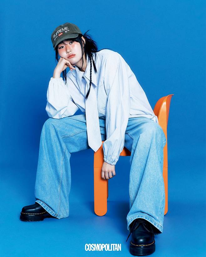 셔츠 Münn. 데님 팬츠 Youser. 볼캡 Supreme. 슈즈 Dr. Martens.