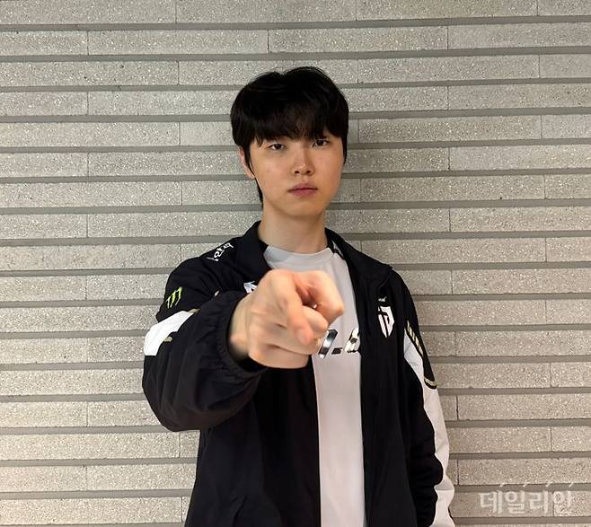 '쵸비' 정지훈이 지난 7일 데일리안과 인터뷰를 마친 뒤 시그니처 포즈를 취하고 있다. ⓒ데일리안 황지현 기자