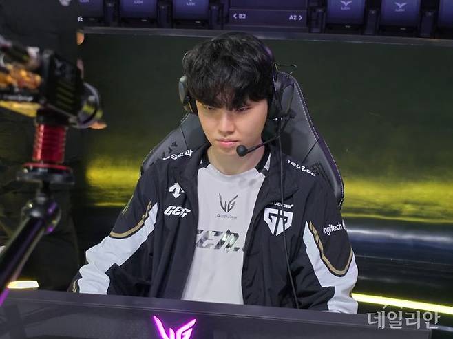 '쵸비' 정지훈이 7일 서울 종로구 LCK 아레나에서 열린 2025 LoL 챔피언스 코리아(LCK) 정규 시즌 4라운드 경기에 앞서 장비 세팅을 하고 있다. ⓒ데일리안 황지현 기자