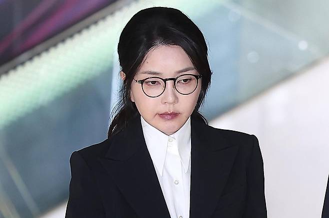 윤석열 전 대통령의 부인 김건희 여사가 6일 서울 종로구 KT광화문빌딩에 마련된 김건희 특검팀(특별검사 민중기) 사무실에서 조사를 마친 후 귀가하고 있다. 2025.8.6/뉴스1