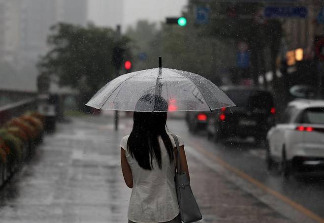 전국에 많은 비가 내린 6일 오후 서울 종로구 청계천 변에서 우산을 쓴 한 시민이 발걸음을 옮기고 있다. 2025.08.06. 뉴시스