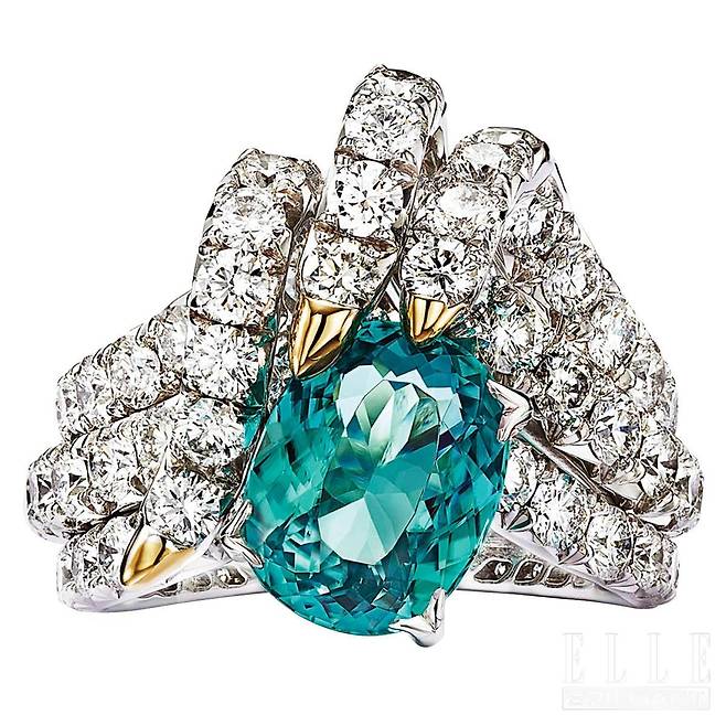 파라이바 투르말린과 다이아몬드를 세팅한 ‘웨이브 파라이바 투르말린’ 링은 TIFFANY & CO.