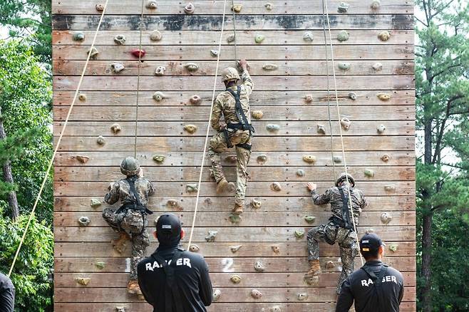육군이 지난 7일부터 8일 충북 괴산 육군학생군사학교에서 '한미 ROTC 사관후보생 동반훈련'을 실시했다고 8일 밝혔다. 사진은 양국의 후보생들이 인공암벽 극복 훈련을 실시하는 모습. 육군 제공