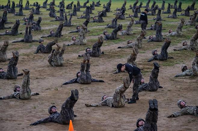 육군이 지난 7일부터 8일 충북 괴산 육군학생군사학교에서 '한미 ROTC 사관후보생 동반훈련'을 실시했다고 8일 밝혔다. 사진은 양국의 후보생들이 유격체조를 실시하는 모습. 육군 제공