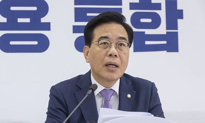 송언석 국민의힘 비대위원장 겸 원내대표가 6일 국회에서 가진 기자간담회에서 발언하고 있다. 송 비대위원장은 8월 국회 일정과 쟁점 법안 협상을 위한 여야 원내대표 회담을 제의했다. 연합뉴스