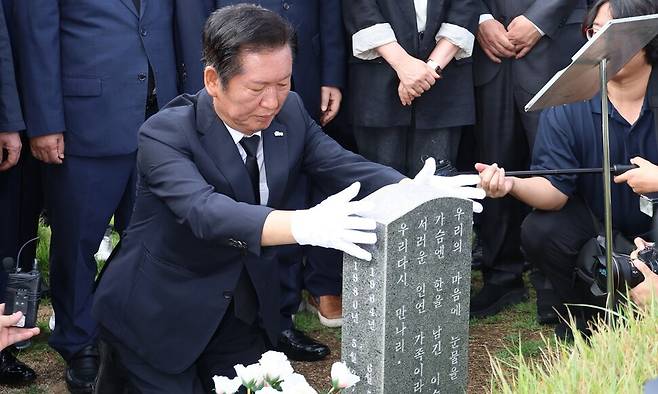 정청래 더불어민주당 대표가 8일 광주광역시 북구 국립 5·18민주묘지를 찾아 문재학 열사의 묘를 참배하고 있다. 문 열사는 노벨문학상을 받은 한강 작가의 소설 ‘소년이 온다\\\'의 주인공 동호의 모티브가 된 인물이다. 연합뉴스