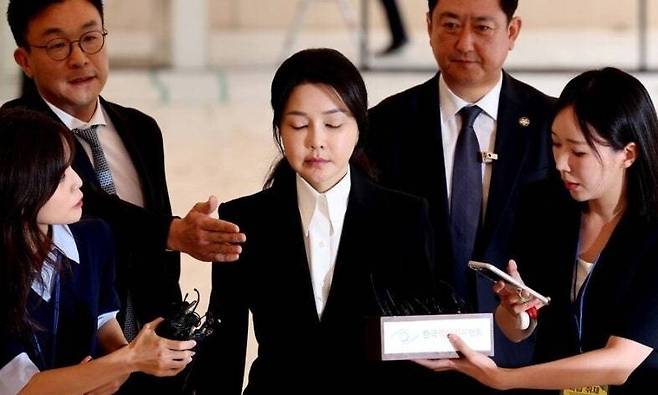 윤석열 전 대통령 부인 김건희 여사가 6일 서울 종로구 민중기 김건희 특별검사팀 사무실에 피의자 신분으로 출석하고 있다. 사진공동취재단
