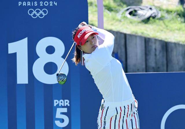 골프 국가대표 고진영이 지난해 8월 10일 프랑스 생캉탱앙이블린 골프 나시오날에서 열린 2024 파리 올림픽 여자 스트로크 플레이 4라운드 18번홀에서 티샷을 하고 있다. 한국일보 자료사진