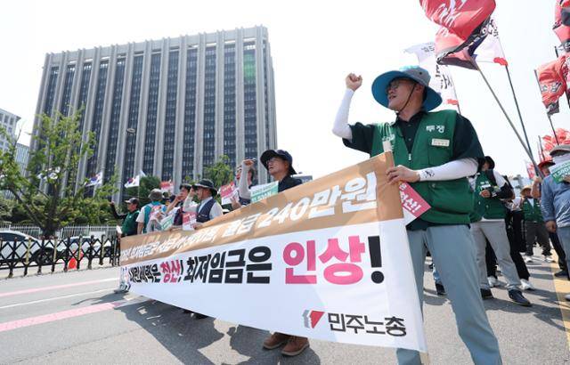 서울 종로구 광화문 정부서울청사 앞에서 6월 18일 민주노총 관계자들이 최저임금 인상을 요구하는 집회를 하고 있다. 뉴스1