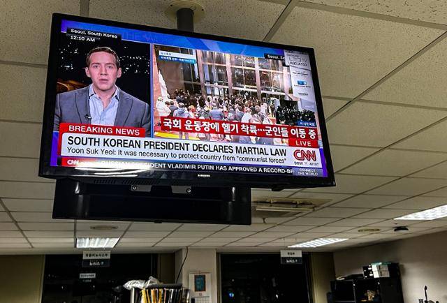 지난해 12월 3일 윤석열 당시 대통령의 비상계엄 선포 소식을 CNN이 긴급 속보로 보도하고 있다. 뉴시스