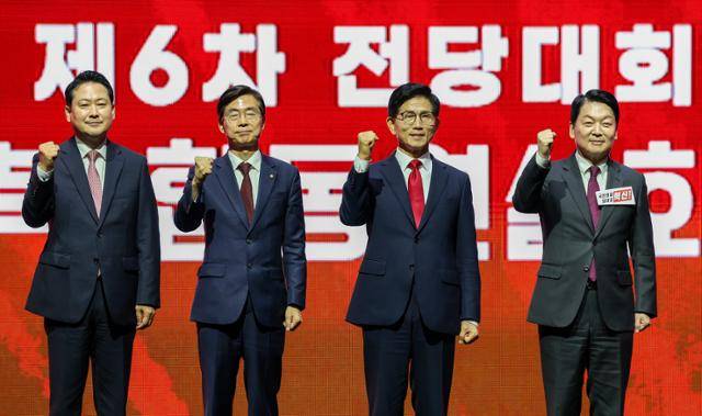 장동혁(왼쪽부터), 조경태, 김문수, 안철수 국민의힘 당대표 후보가 8일 대구 북구 엑스코에서 열린 국민의힘 제6차 전당대회 대구·경북 합동연설회에 참석해 기념촬영을 하고 있다. 뉴시스