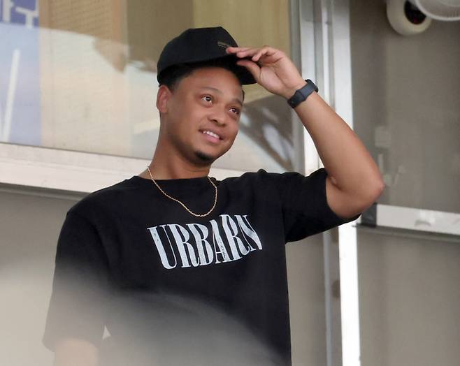 에르난데스가 7일 두산전이 열린 잠실구장을 찾아 관중석에서 동료들을 응원했다. 경기 중에 팬들의 환호에 인사하고 있다. 잠실=정시종 기자 capa@edaily.co.kr /2025.08.07.