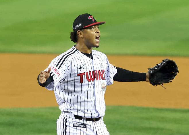 17일 오후 잠실야구장에서 열린 삼성라이온즈와 LG트윈스의 2024 신한쏠뱅크 KBO포스트시즌 플레이오프 3차전. LG가 1-0 승리했다. 경기 종료 후 투수 에르난데스가 손을 들어 기뻐 하고있다. 잠실=정시종 기자 capa@edaily.co.kr /2024.10.17.